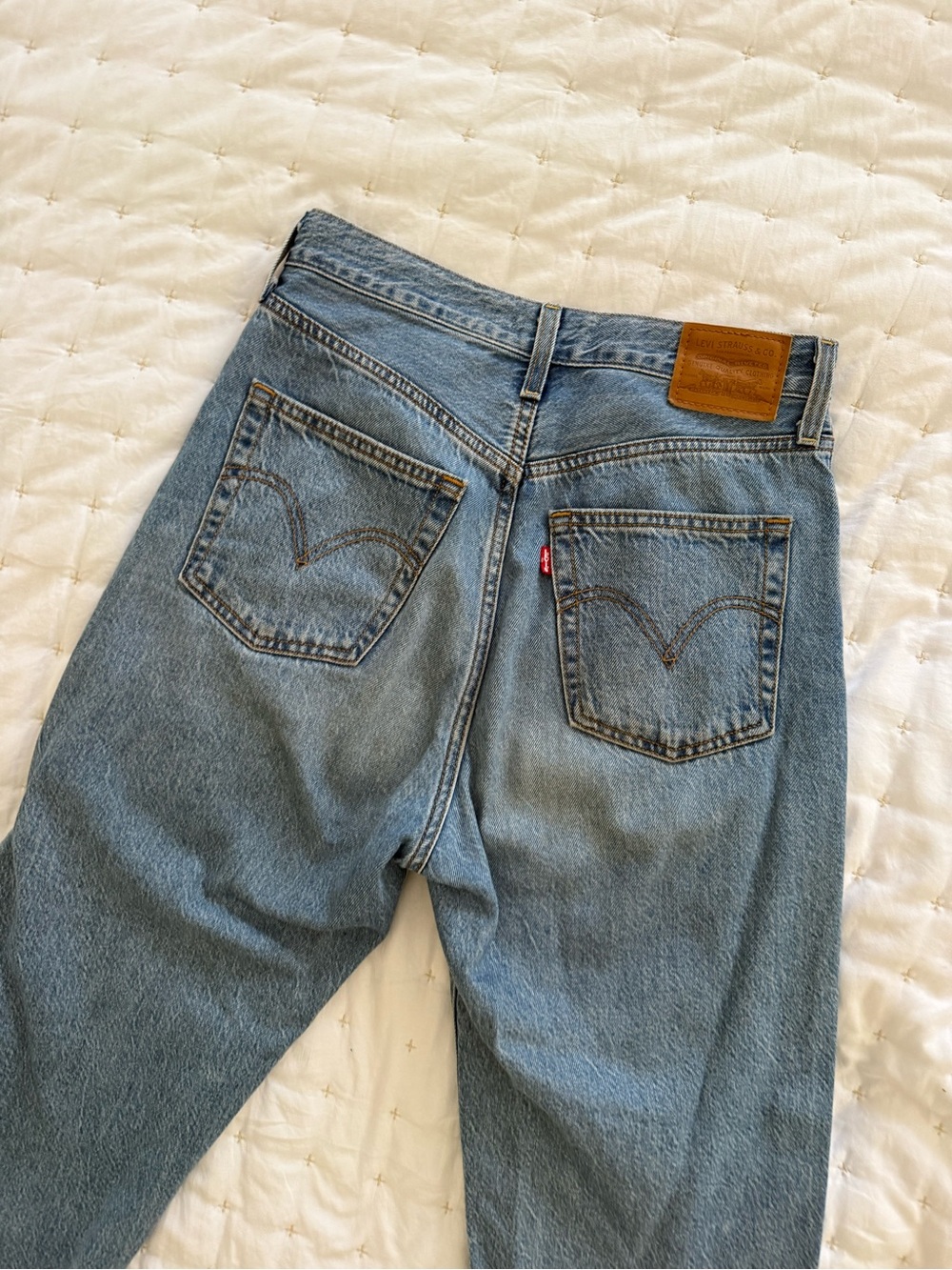 Women’s Levi’s Ribcage straight ankle Mid-Wash jeans